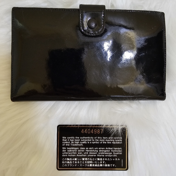 🎉🎉HOST PICK🎉🎉CHANEL CC Logo Patent Leather Long Bifold Wallet Black - Picture 3 of 15